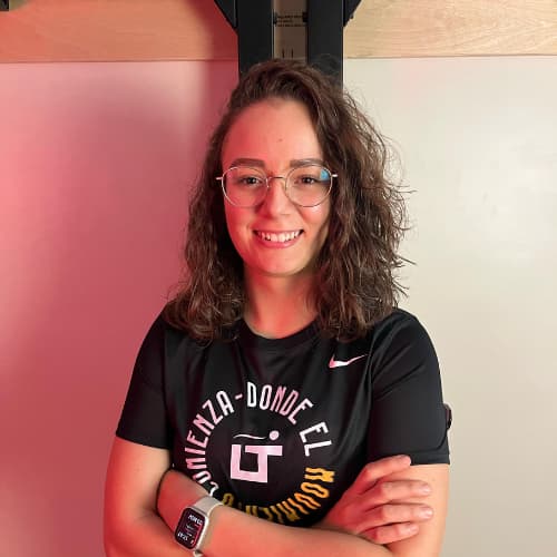 Lucía Torres, fisioterapeuta de rodilla en Almería, en su consulta